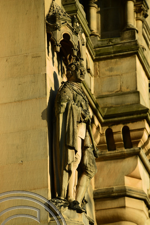 DG334561. statue on City Hall. Bradford. West Yorkshire. 21.9.19.
