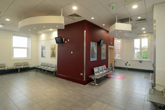 DG362656. Waiting room. Old station building. Wakefield Westgate. 15.11.2021.