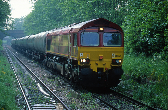 7736. 66068. 6L43. 14.12 Langley - Thameshaven. Crouch Hill. 10.5.2000