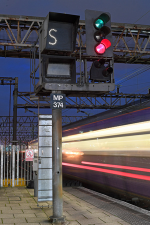 DG335413. Train blur. Manchester Piccadilly. 8.10.19.
