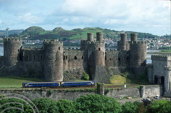 7811. FNW 158xxx passing the Castle Conwy. 24.5.2000