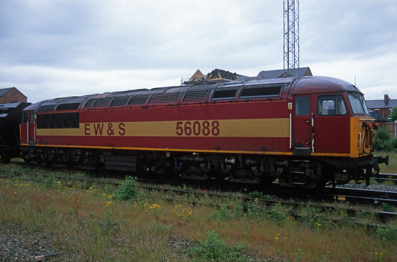 7890. 56088. 6E52 07.03 Holyhead - Humber empties. Chester. 25.5.2000