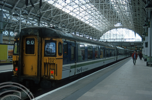7930. 309616. 17.16 to Birmingham New St. Manchester Piccadilly. 25.5.2000
