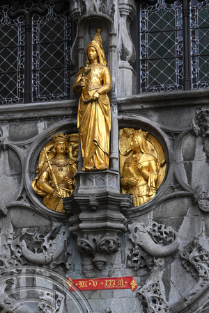 DG336299. Statues. Basilica of the Holy Blood. Bruges. Belgium. 25.10.19.