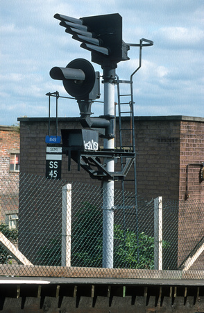 08036. Old colour light junction signal. (SS45). Seven Sisters. 11.06.2000
