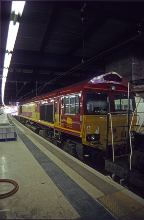 08103. 66077. Engineers train. Euston. 01.07.2000