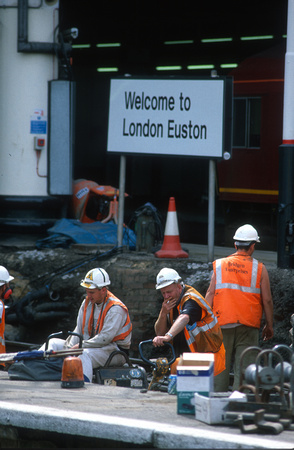 08160. Contractors taking a break. Euston. 27.07.2000