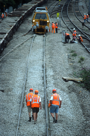 12937. Jarvis track workers walking back to the worksite after lunch. Slough. 25.08.2003