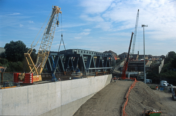 12923. (CTRL2. Contract 103.) building the bridge to span the ECML. Kings Cross. 19.08.2003