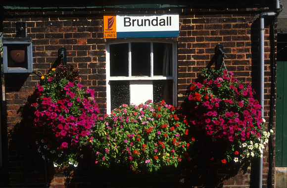 12958. Crossing keeper flower display. Brundall. 03.09.2003
