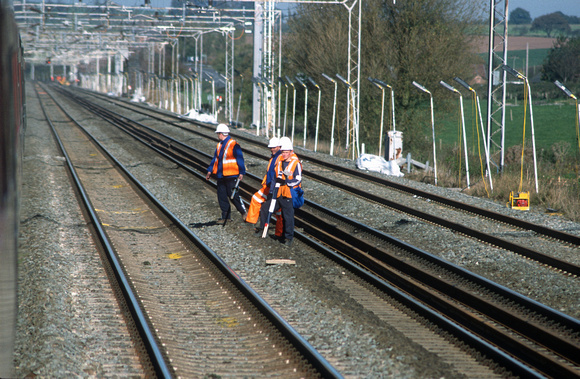 13082. Track workers watch our train from the 6 foot. Trent Valley. 20.10.2003