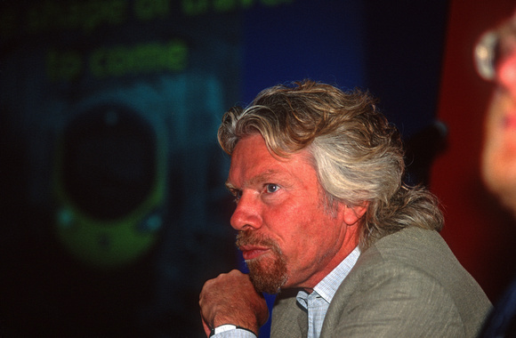 10528. Richard Branson. Red Revolution launch. Euston. 30.04.2002