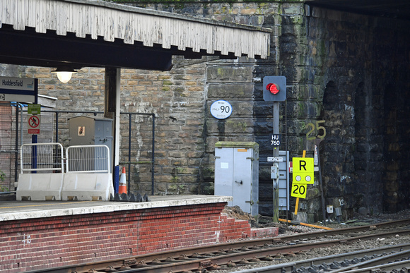DG337316. Platform extension work. Huddersfield. 20.11.19.