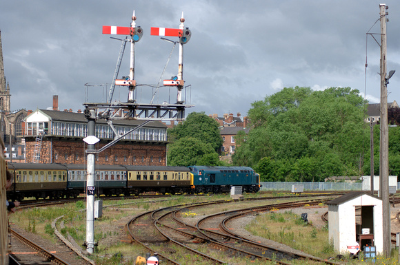 DG03635. 40145 and GWR semaphores. Shrewsbury. 4.6.05.