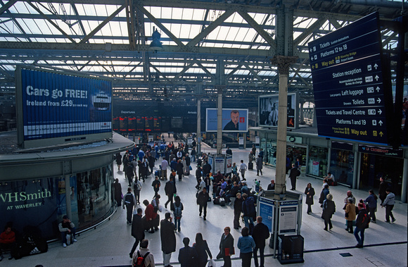 10564. Passengers on the concourse. Edinburgh Waverley. 03.05.2002