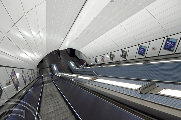 DG306098. T&W metro escalators. Newcastle Central. 29.8.18