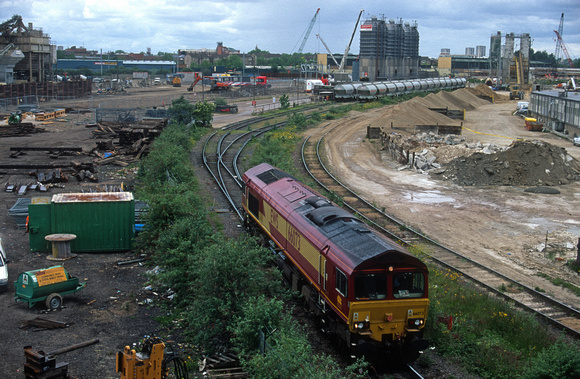 10669. 66073. Ketton cement tanks. Kings Cross goods yard. 29.05.2002