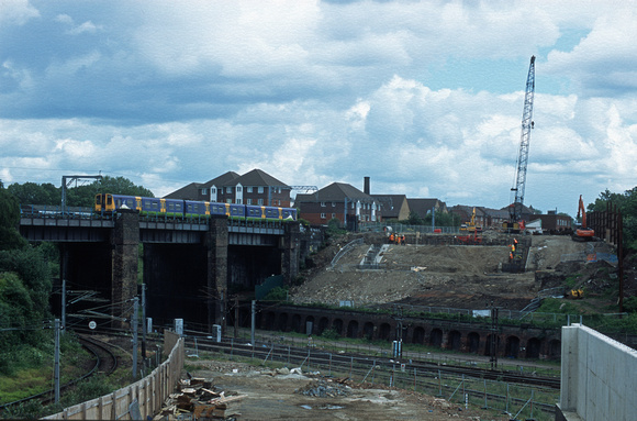 10693. Building the CTRL bridge over the ECML. Kings Cross goods yard. 29.05.2002