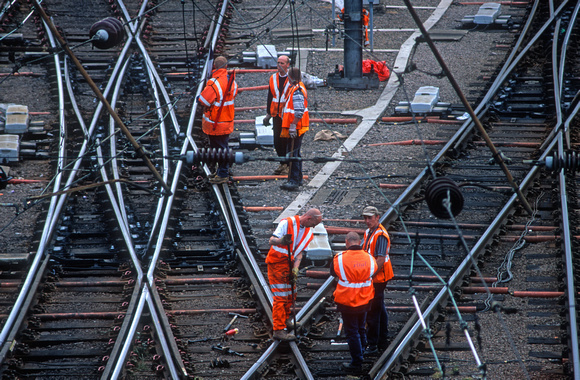 10658. Vital Co workers maintaining track. Kings Cross. 29.05.2002