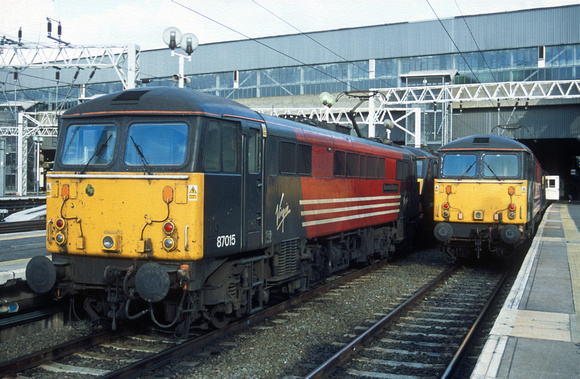10697. 87015. 90013. 87020. Changing locos. Euston. 29.05.2002