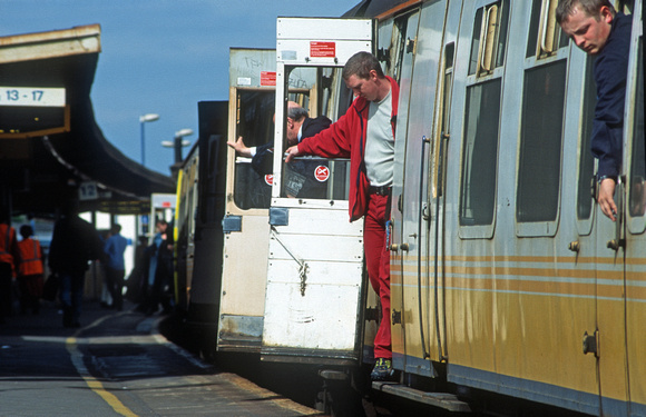 10715. Slam door passengers. Clapham Junction. 13.06.2002