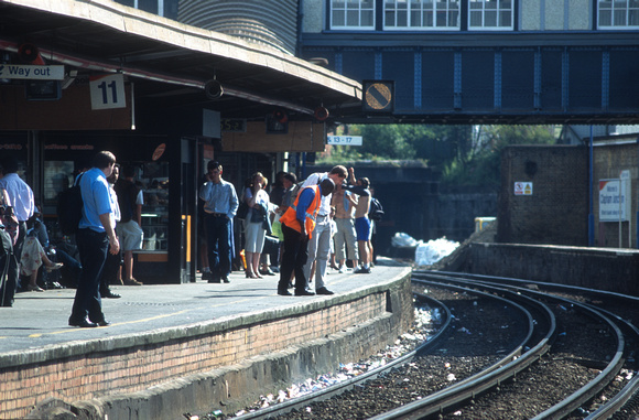 10829. Looking at the rubbish on the tracks. Clapham Junction.15.07.2002