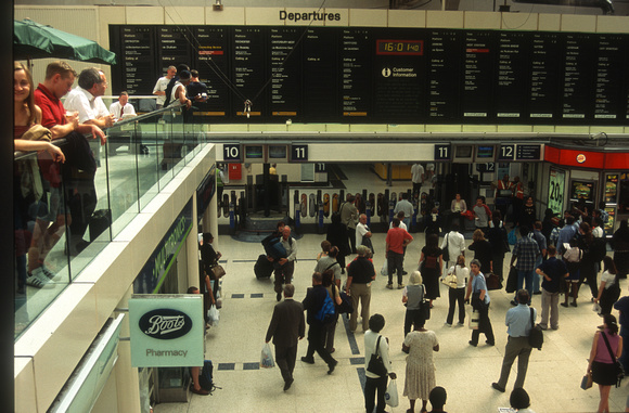 10828. View of the concourse. London Victoria.15.07.2002