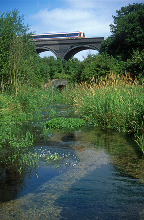 10869. Chiltern train crosses the River Misbourne. Denham.17.07.2002