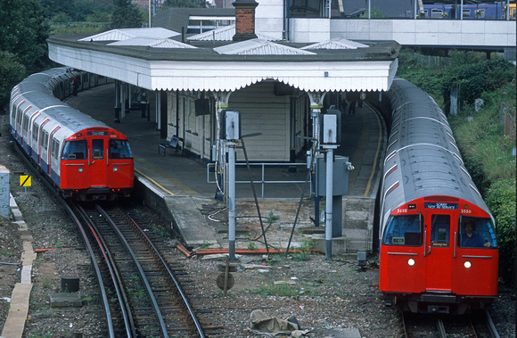 10975. Bakerloo line trains pass. Willesden Junction. 27.08.2002