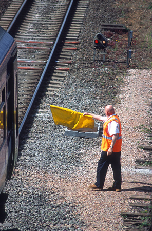 10987. Hand signalling a Silverlink service. Hemel Hempstead. 07.09.2002