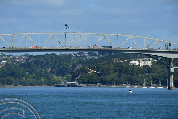DG315359. Seaplane and harbour bridge. Auckland. New Zealand. 30.12.18