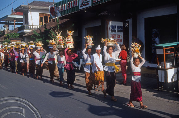 T03969. Temple procession. Ubud. Bali. Indonesia. August 1992