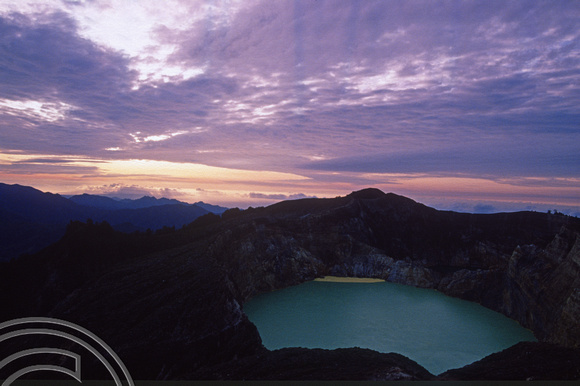 T04097. The Green lake. Mount Kelimutu. Moni. Flores. Indonesia. 10th September 1992