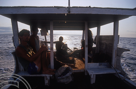 T04125. In the boat back to Kupang. Semau Island. Timor. Indonesia. 14th September 1992