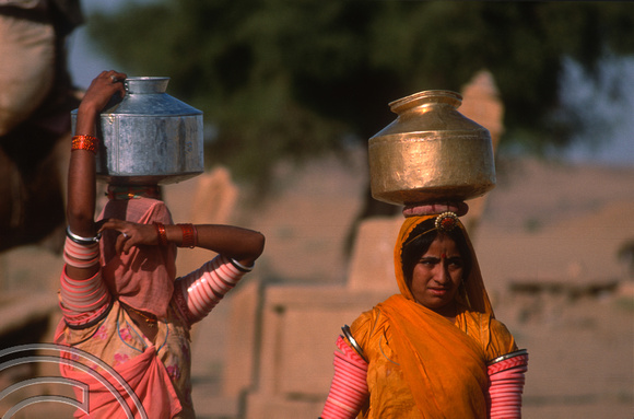 T03013. Local women collecting water. Thar desert. Rajasthan. India. November 1991