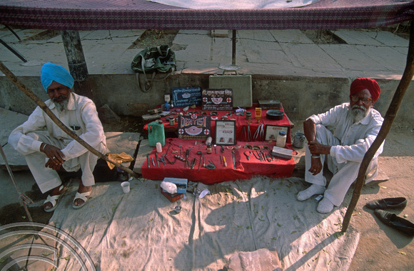 T02961. Street dentist near the railway station. Jaipur. Rajasthan. India. 30th October 1991