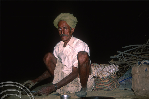 T02994. Camel driver Prim and Aril. Thar desert. Rajasthan. India. November 1991