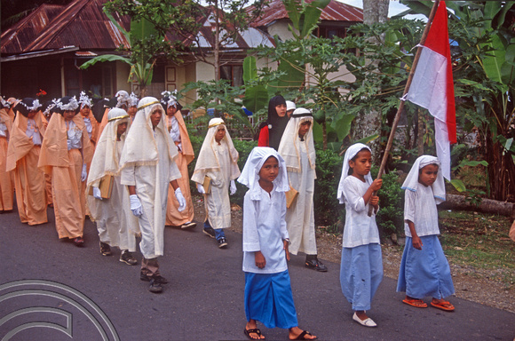 T03906. Local girls in a procession. Maninjau. West Sumatra. Indonesia. 26th June 1992