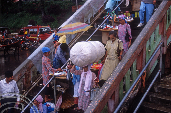 T03621. Carrying shopping. The market. Bukittinggi. West Sumatra. Indonesia. 3rd June 1992