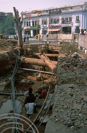 T02868. Digging a pedestrian underpass by hand. New Delhi. India. October 1991