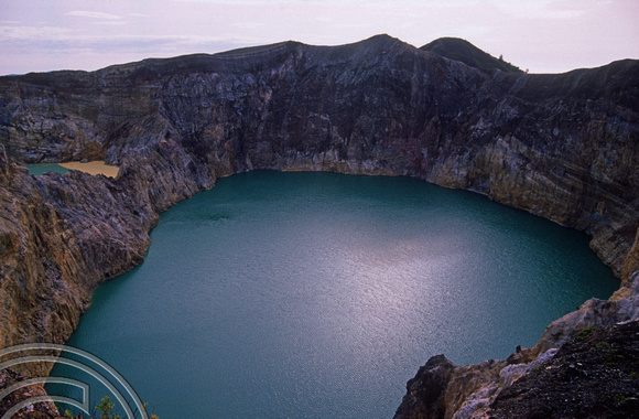 T04107. The Green lake. Mount Kelimutu. Moni. Flores. Indonesia. 10th September 1992
