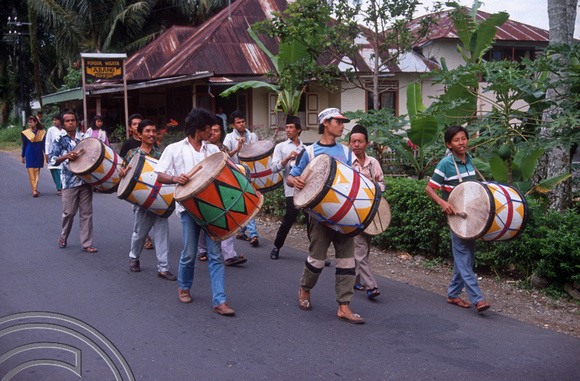 T03908. Drummers in a procession. Maninjau. West Sumatra. Indonesia. 26th June 1992