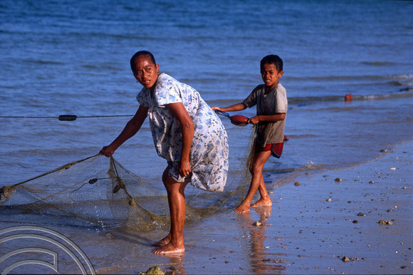 T04117. Woman and kids with a fishing net. Semau Island. Timor. Indonesia. 14th September 1992