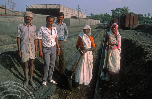 T02963. Women shovelling ash at the loco depot. Jaipur. Rajasthan. India. 30th October 1991