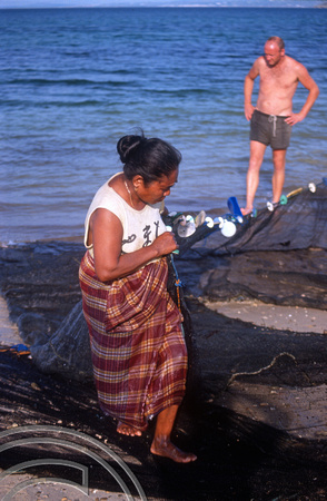T04119. Woman and kids with a fishing net. Semau Island. Timor. Indonesia. 14th September 1992