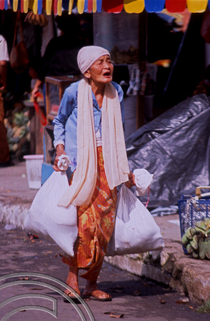 T03638. Old woman shopping. The market. Bukittinggi. West Sumatra. Indonesia. 3rd June 1992