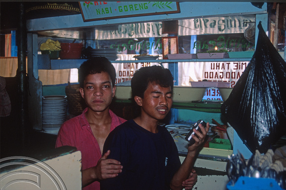 T03619. Young stallholders. The market. Bukittinggi. West Sumatra. Indonesia. 3rd June 1992