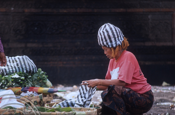 T03975. Woman in the market with carrier bag on her head. Ubud. Bali. Indonesia. August 1992
