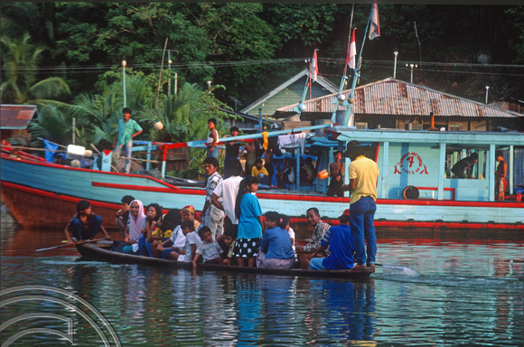 T03719. Ferrying people across the river. Padang. West Sumatra. Indonesia.  15th June 1992