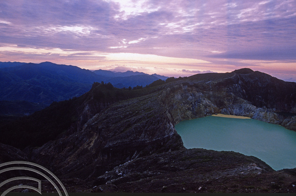 T04096. The Green lake. Mount Kelimutu. Moni. Flores. Indonesia. 10th September 1992